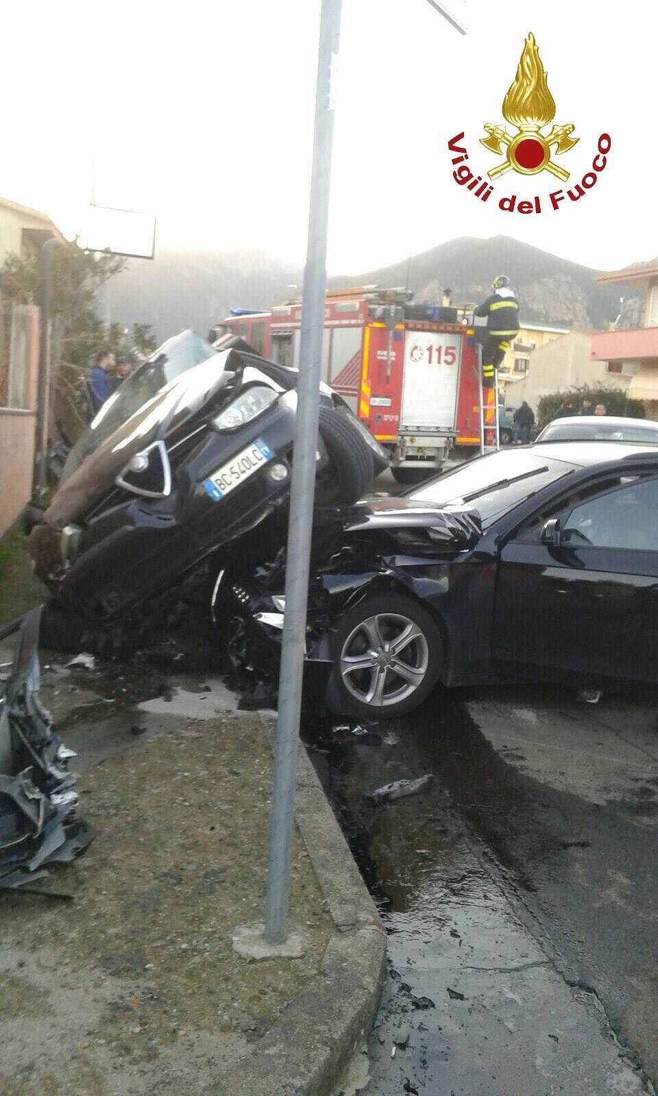 Brutto incidente stradale a Villacidro: crash tra tre auto, ci sono feriti