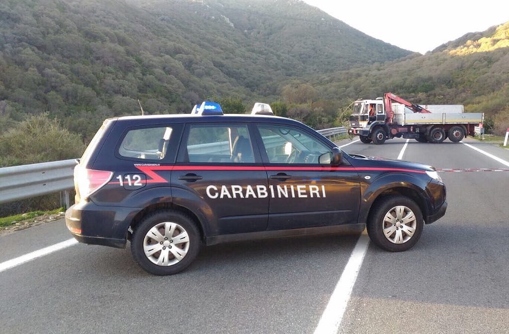 Assalto a un portavalori sulla SS 125: colpo fallito, banditi armati in fuga