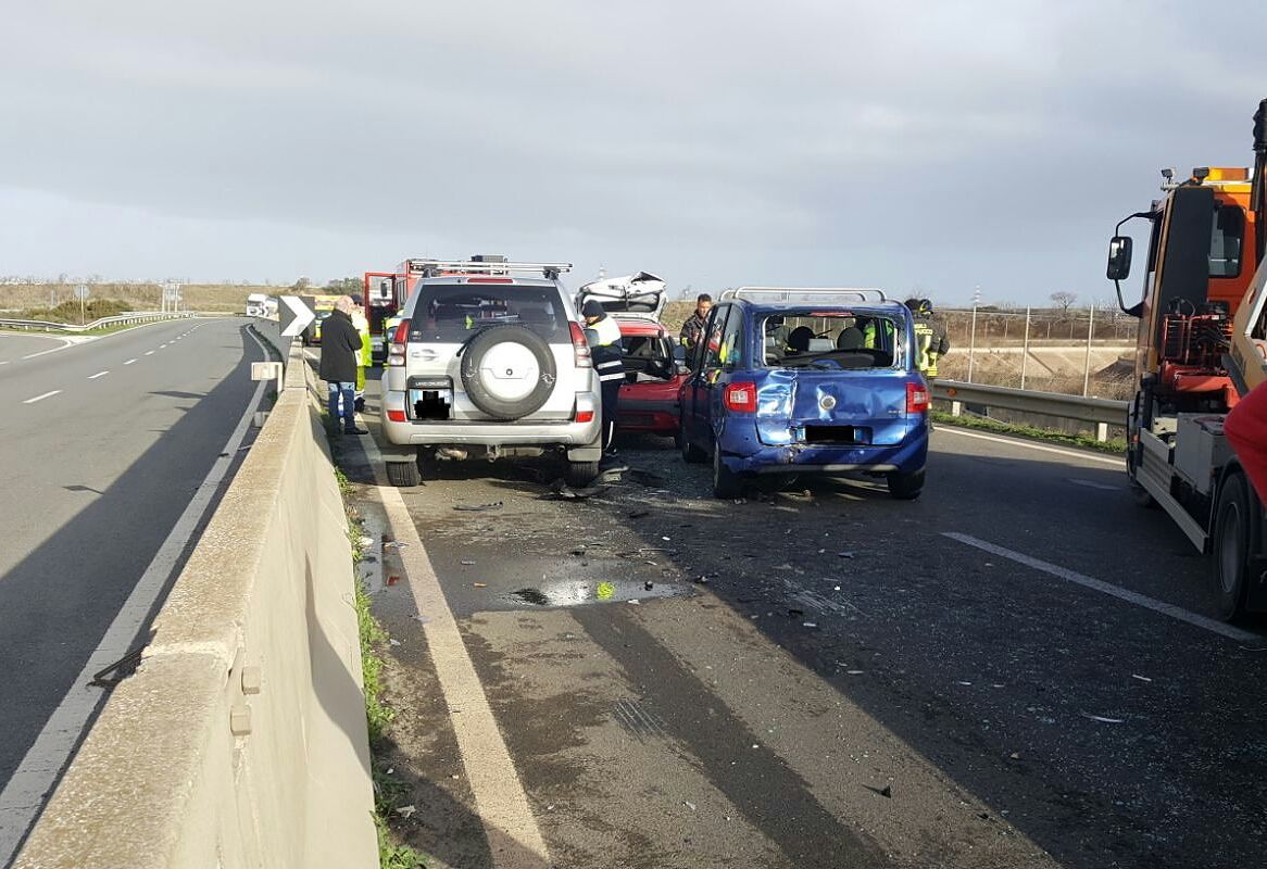 Tamponamento sulla SS 195, coinvolte 5 auto: ferite 4 persone tra cui un bambino