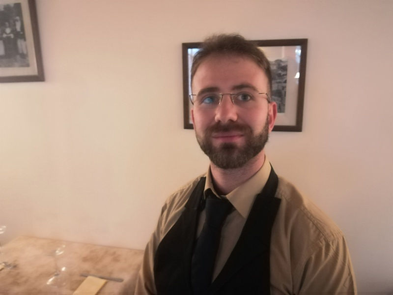 Fabio, giovane maître: “Per il cenone del 31 i cagliaritani spendono anche 95 euro”