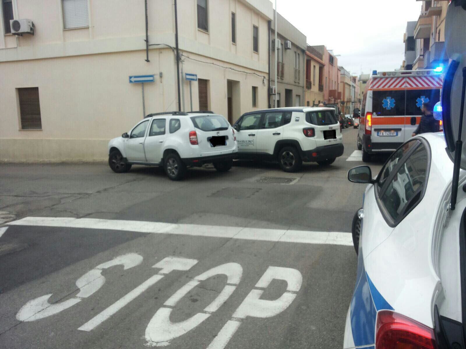Pirri, brucia lo stop e finisce su una Jeep: due feriti, anche un bambino