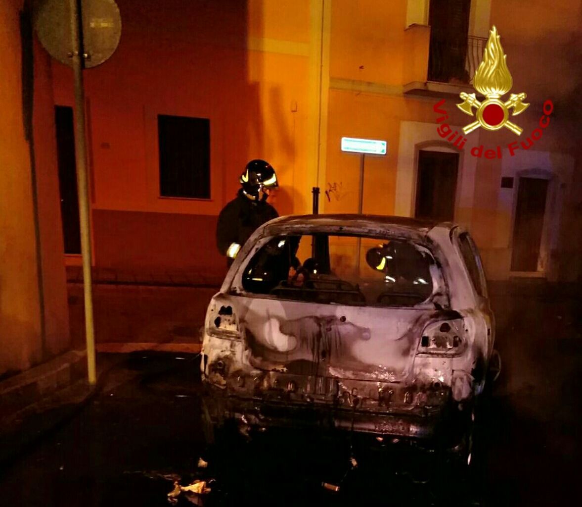 Fiamme nella notte anche a Quartu, danni alla facciata di una palazzina