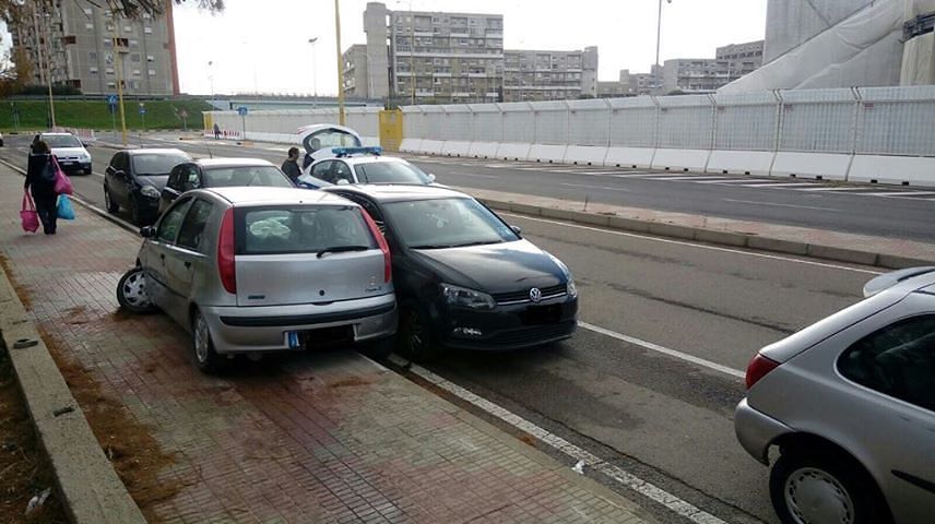 Cagliari, strano incidente a Sant’Elia: Punto vola sul marciapiede contro auto in sosta