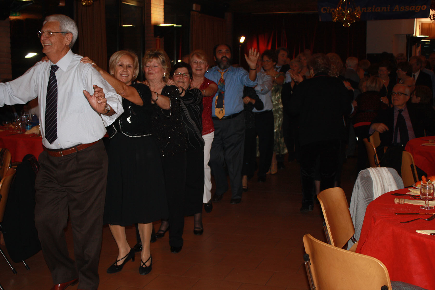 Karaoke e trenino brasiliano: a Pirri il cenone di nonnini e indigenti