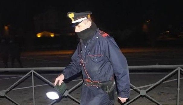 Donna anziana con problemi motori cacciata di casa e lasciata al gelo