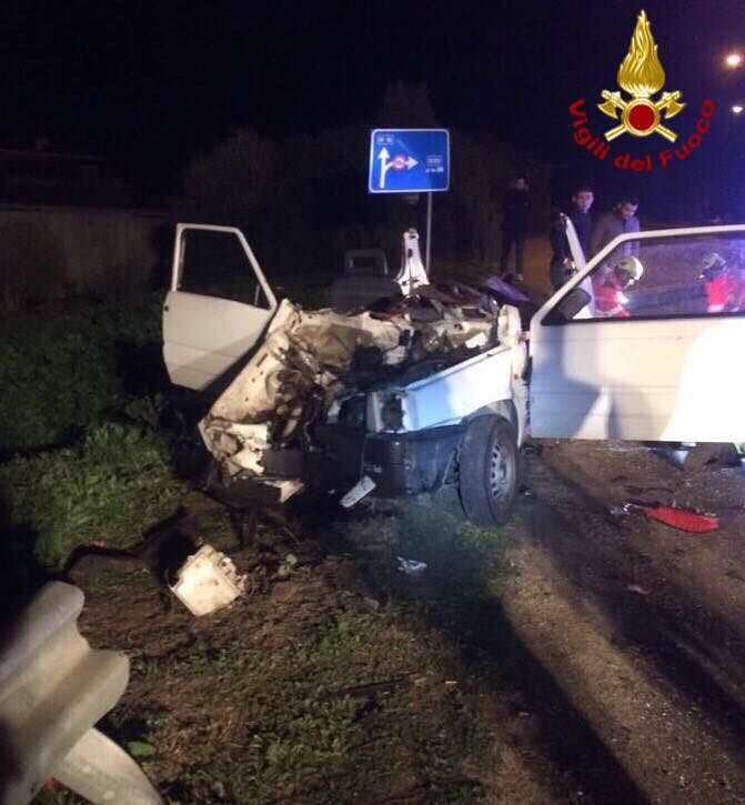 Sp24, auto si schianta sul guardrail che penetra nell’abitacolo: gravi tre giovani
