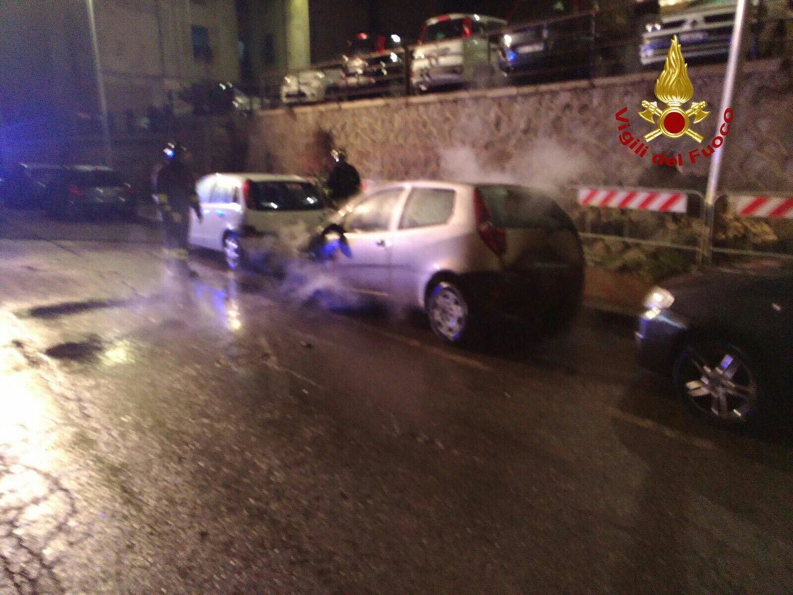 Cagliari, auto in fiamme nella notte in via Bosco Cappuccio
