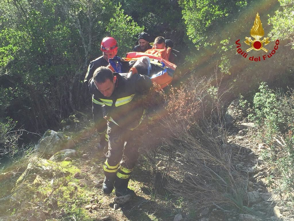 I fantastici vigili del fuoco sardi: a piedi per km per salvare un’altra vita