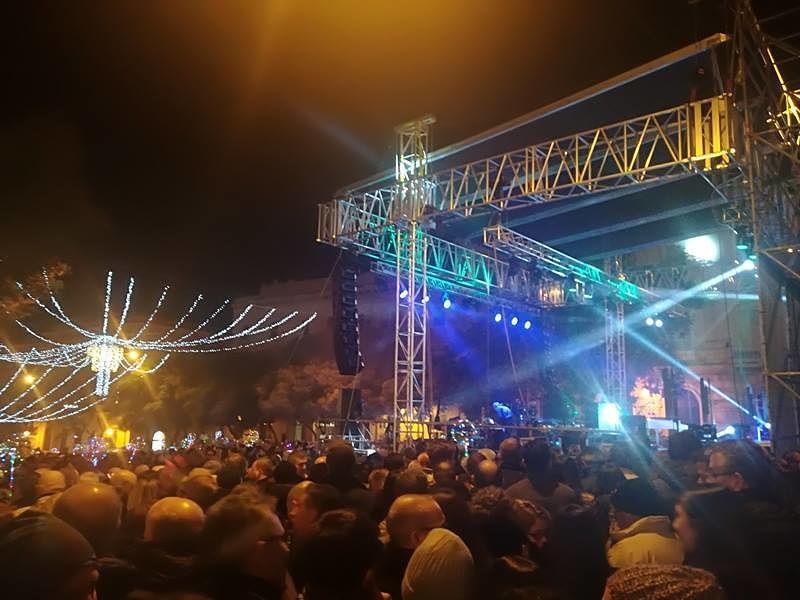 Cagliari, migliaia in piazza per brindare al 2018: Malika Ayane star dell’anno nuovo