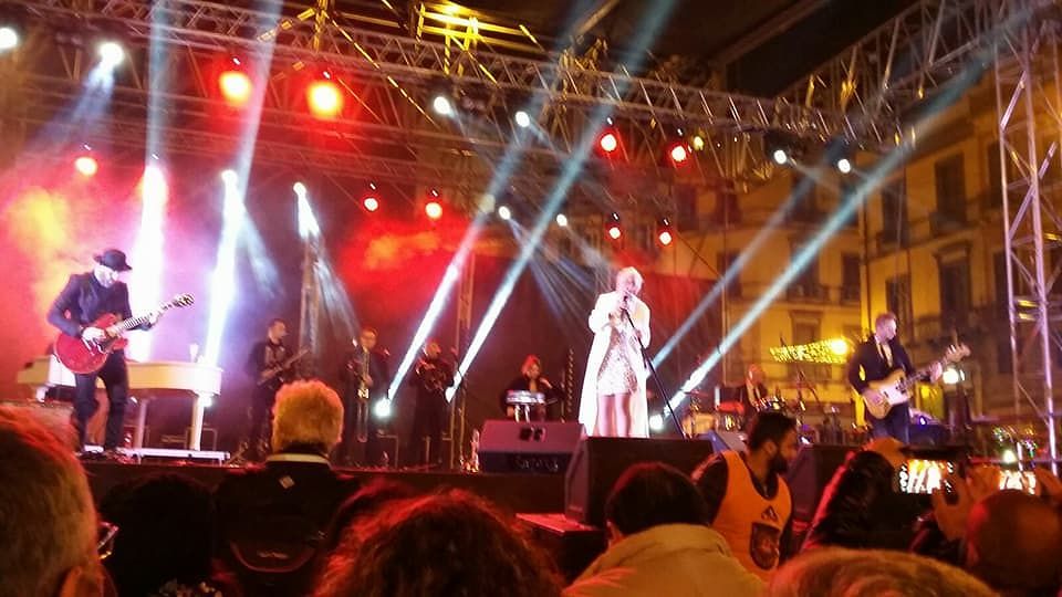“Cagliari, troppe ore in piedi per aspettare il concerto di Malika Ayane”