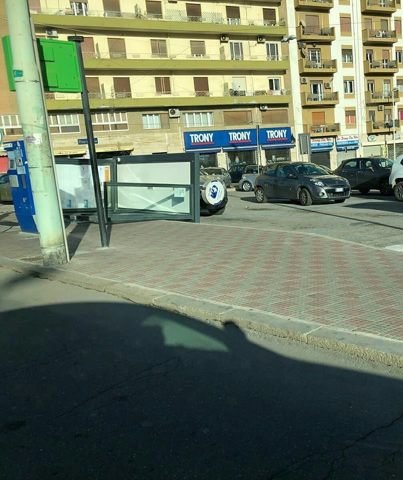 Cagliari, occhio al forte vento: crollano anche le pensiline degli autobus