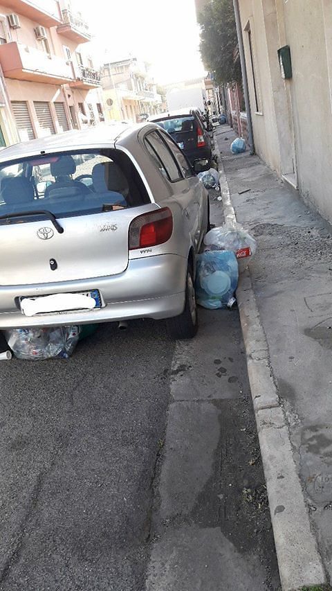 Quartu, il maestrale spazza via anche i rifiuti che nessuno ritira: è emergenza