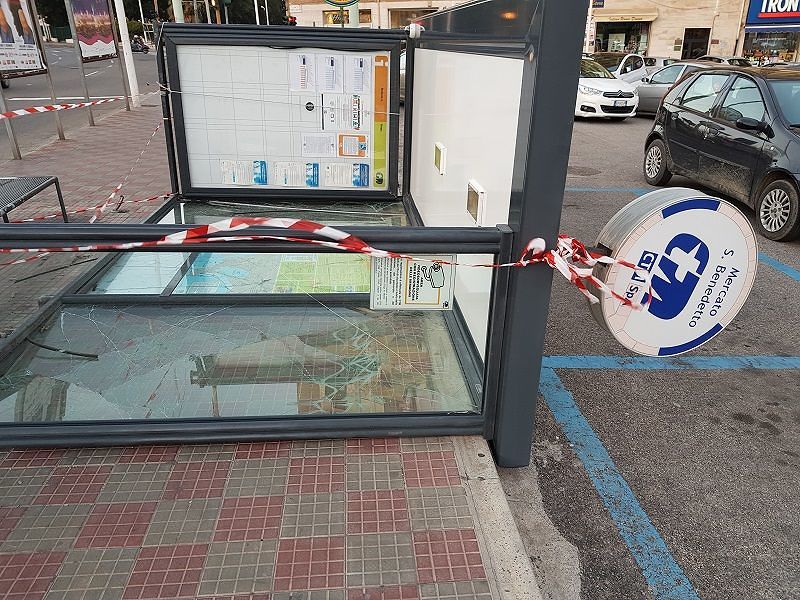 Maestrale, paura in via Bacaredda: pensilina Ctm crolla davanti al mercato