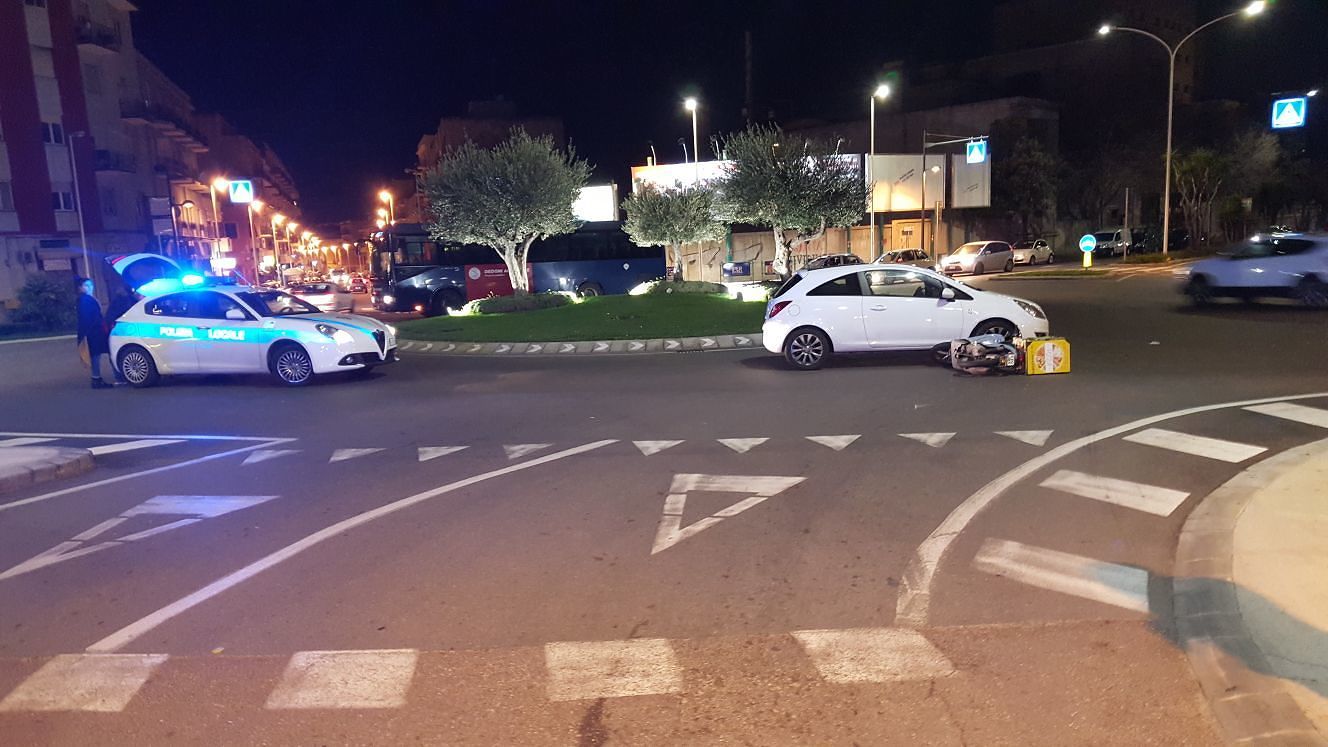 Cagliari, portapizze si scontra con una Corsa alla rotonda di Sant’Avendrace