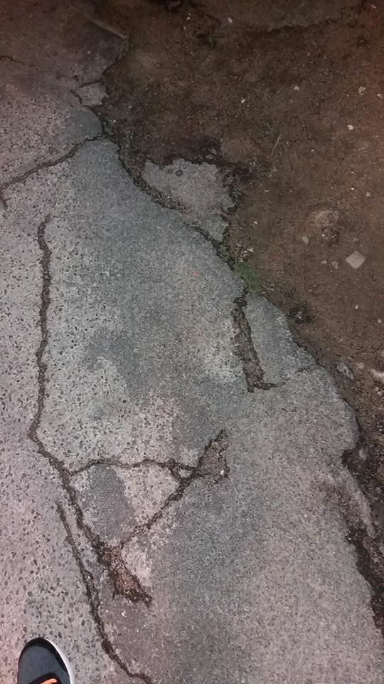 Monserrato, slalom tra i marciapiedi gruviera: “Anche io sono caduta, è una vergogna”