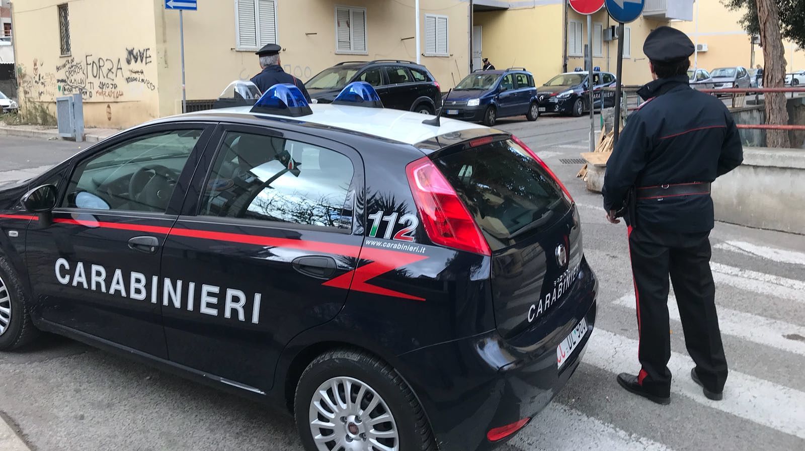 Minaccia di accoltellare un connazionale e lo rapina: gambiano in arresto a Cagliari