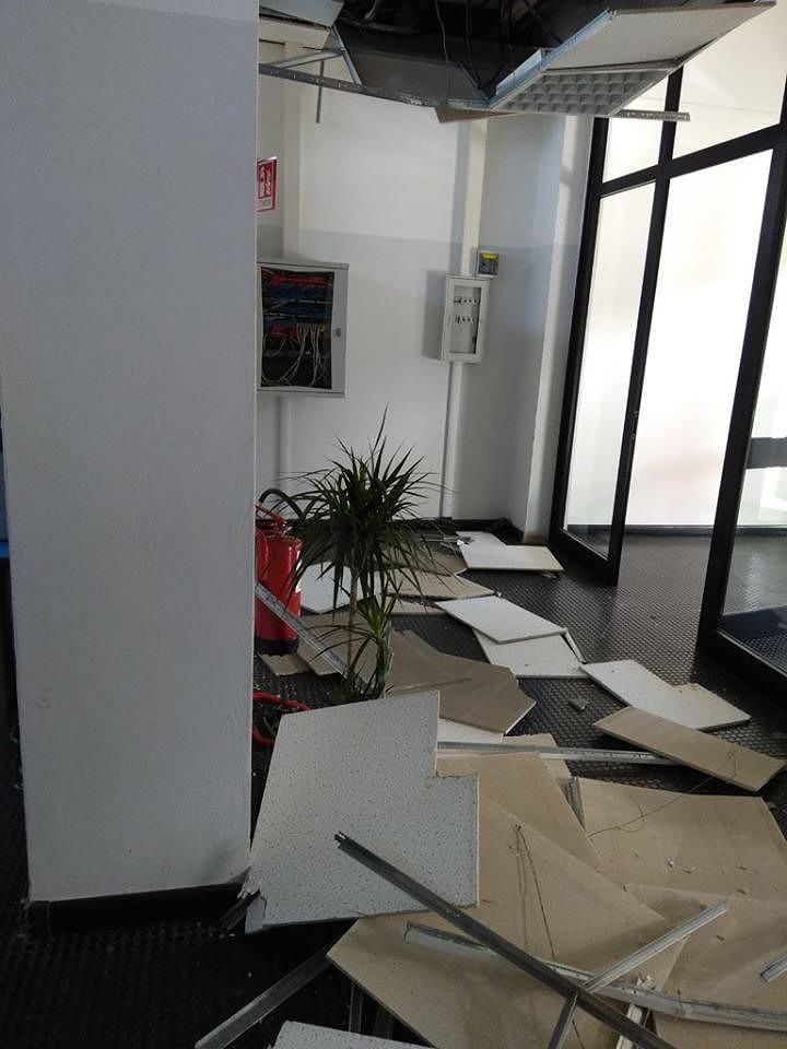 Cagliari, crollano pezzi di soffitto nella sede dell’Aspal: esplode la polemica (VIDEO)