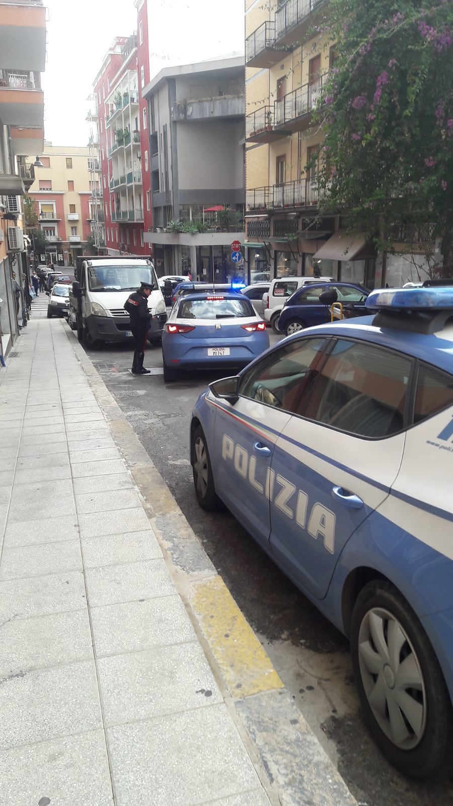 Cagliari, trovato un cadavere in via Abba: polizia e carabinieri sul posto