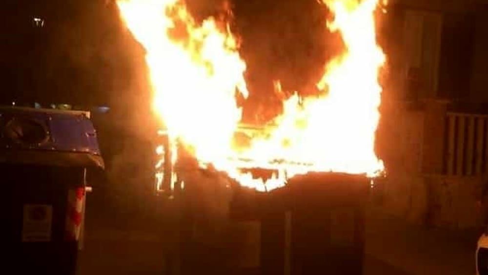 Notte di fuoco a Cagliari e Capoterra, in fiamme cassonetti e auto