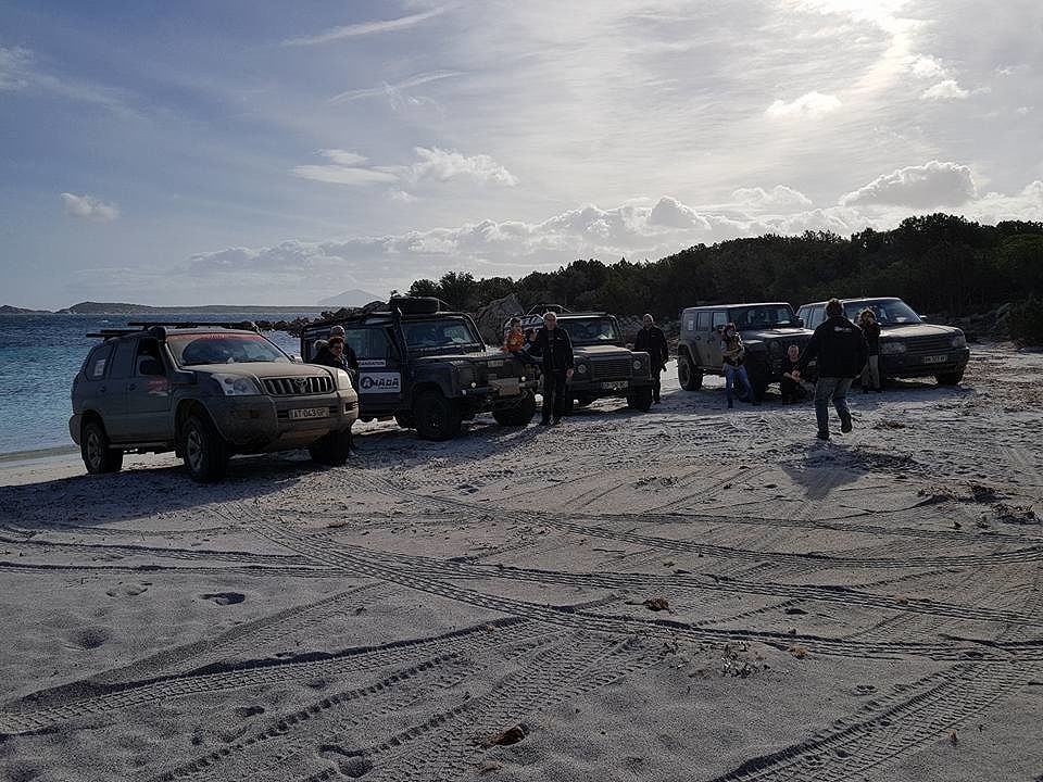 Sgommate col Suv in spiaggia a Capriccioli, maxi multa al turista di Cagliari
