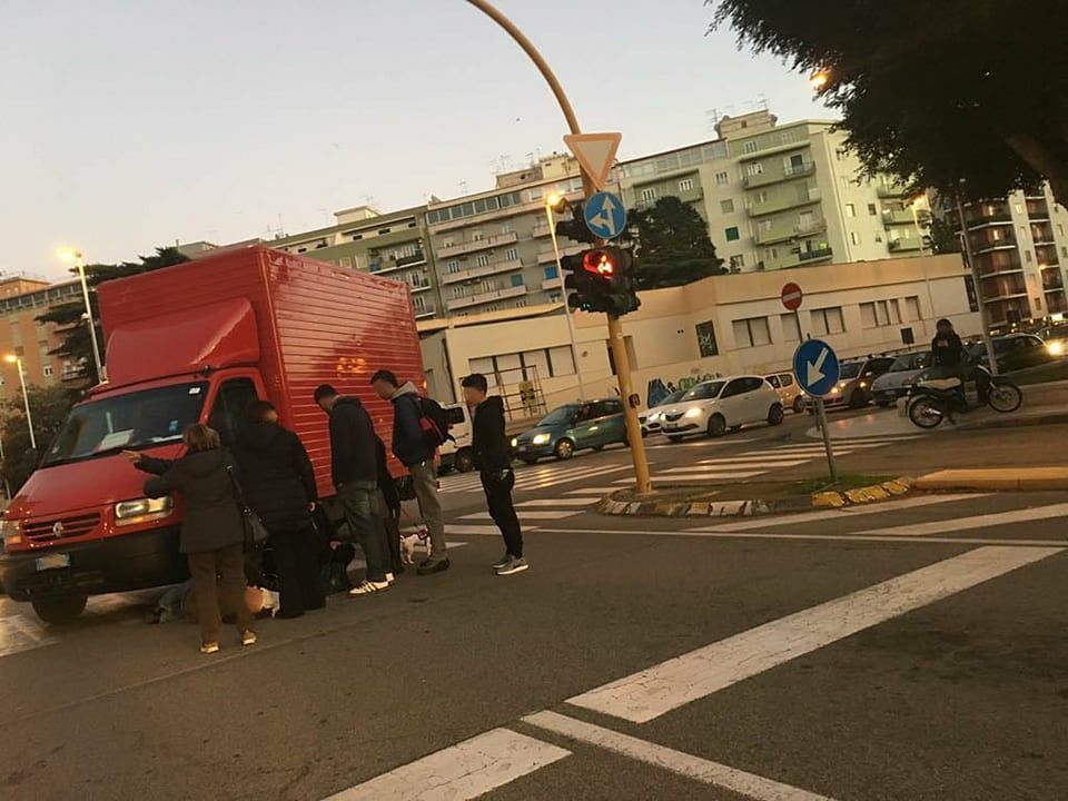 Cagliari, brutto incidente in piazza Giovanni. Pedone travolto sulle strisce