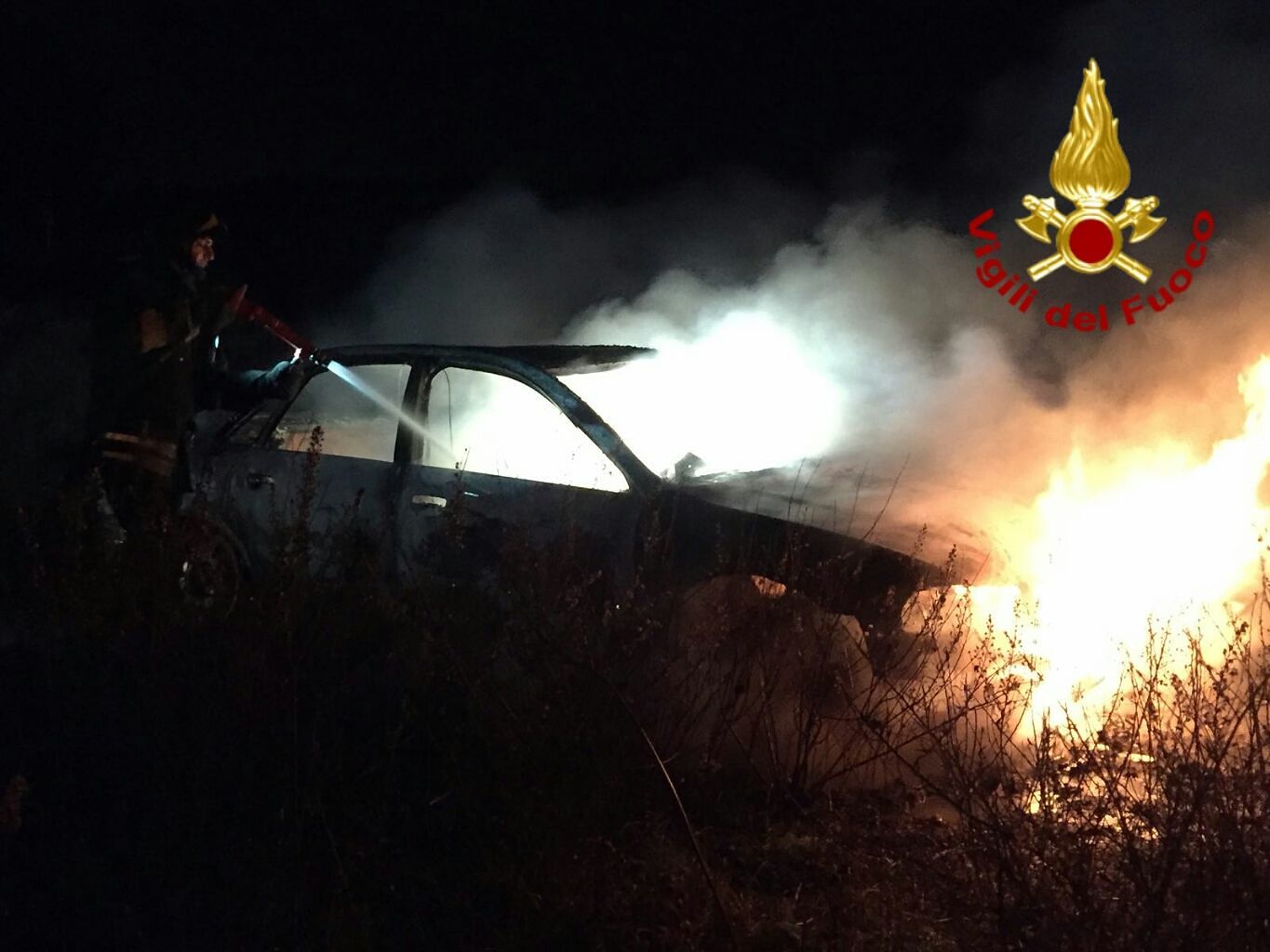 Capoterra, auto in fiamme nella notte