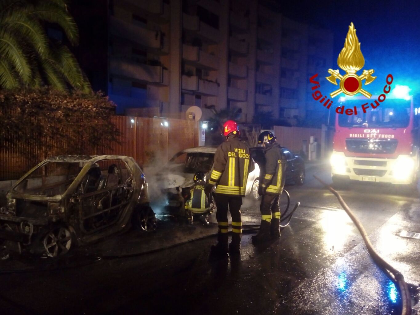 Cagliari, non si fermano i roghi di auto: tre vetture in fiamme nella notte