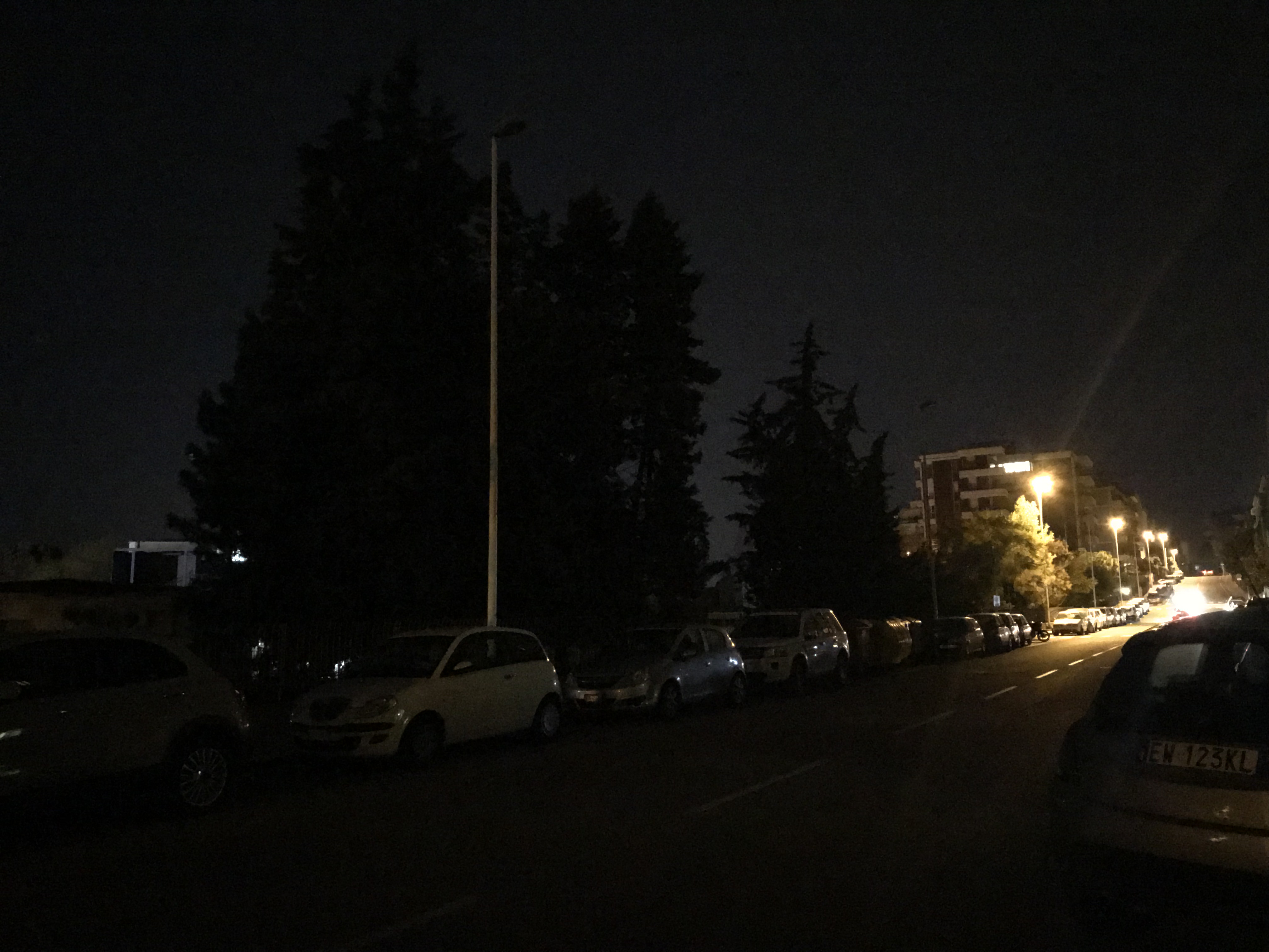 Via Machiavelli, luci spente e strada al buio: paura tra i residenti