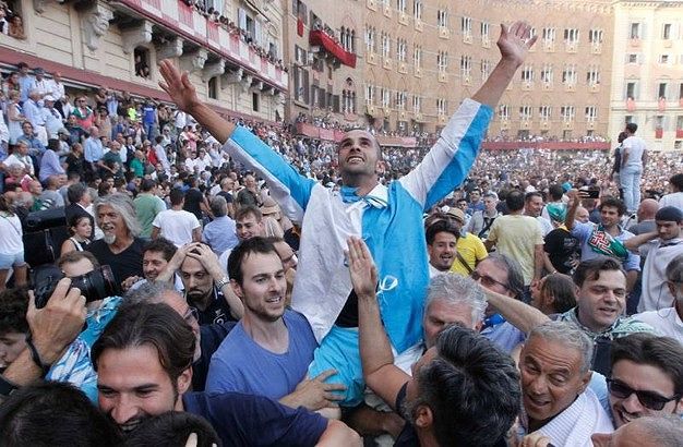 Carlo Sanna, il fantino vincitore del Palio di Siena è il “Sardo dell’anno 2017”