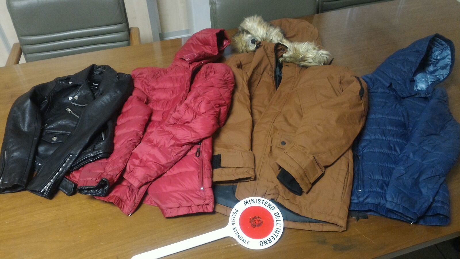 Sardegna, con l’auto carica di merce rubata non si ferma al rosso e rischia di scontrarsi con la polizia