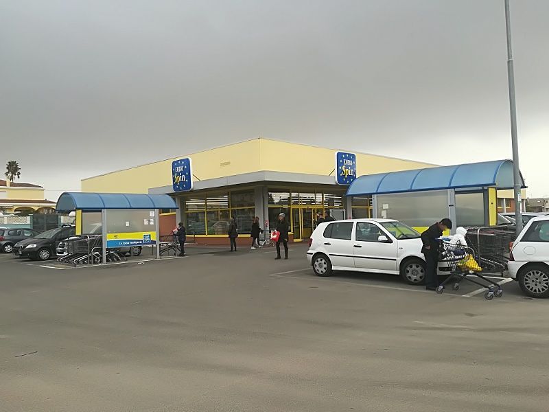 Cagliari, pugni per le buste al market: “Violenza ingiustificata ma le tasse sono troppe”