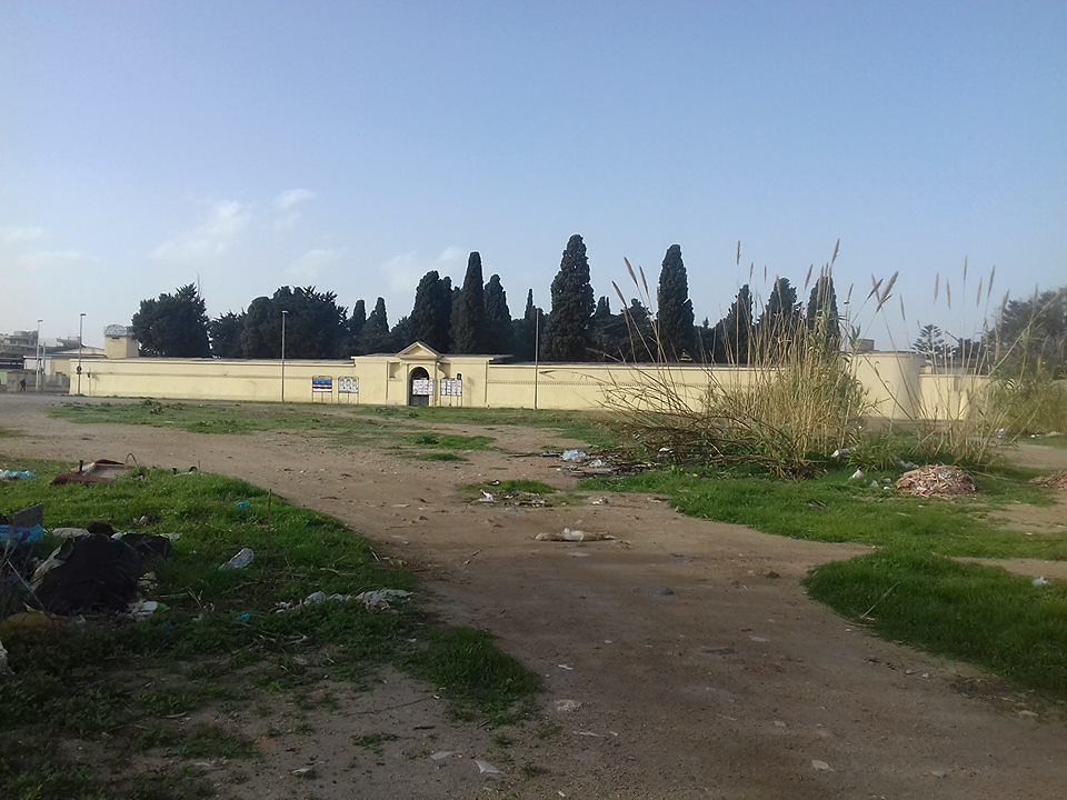 Quartu, tappeto di rifiuti fuori dal cimitero: “Salute dei cittadini a rischio?”