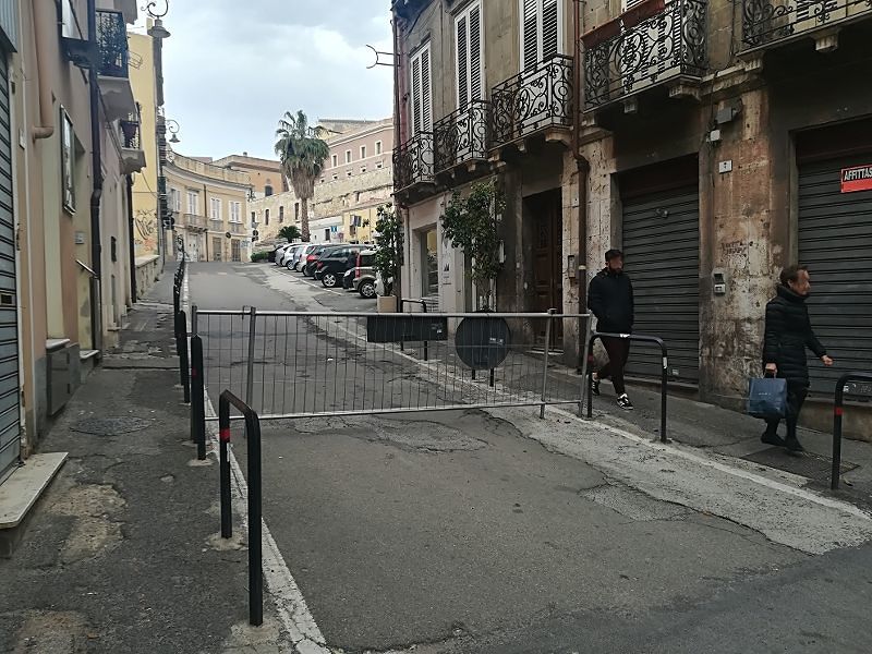 Castello, il cuore storico di Cagliari sbarrato e senza servizi: “Stiamo diventando un deserto”
