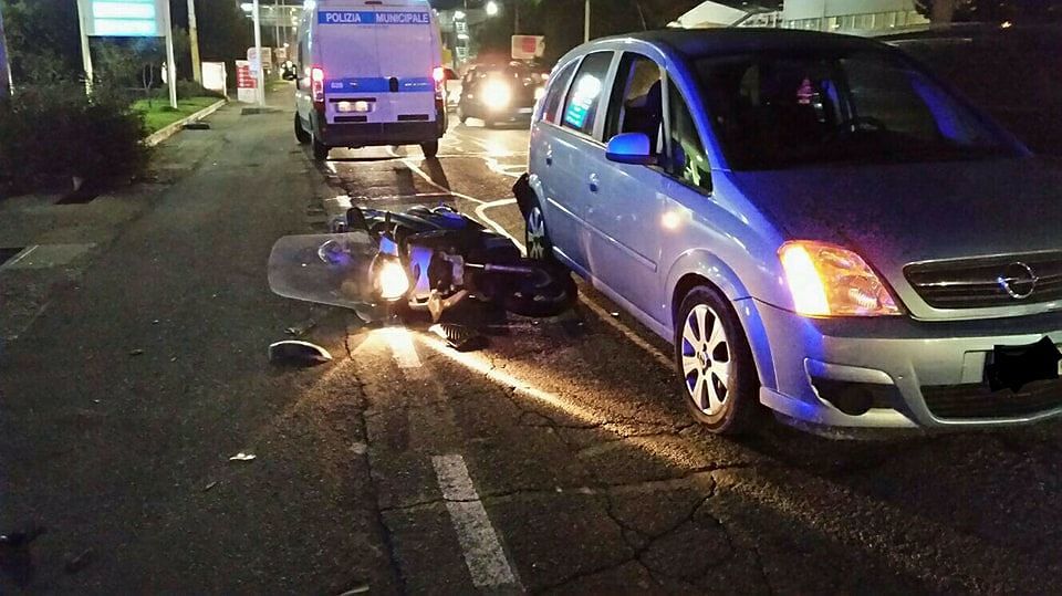 Viale Marconi, scooter contro auto: ferito un 72enne