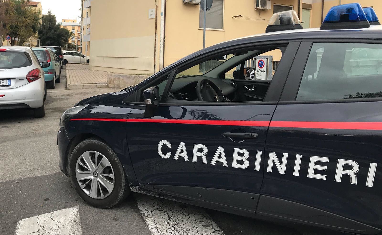 Viale Monastir, lancia un sasso contro una donna e la colpisce al volto