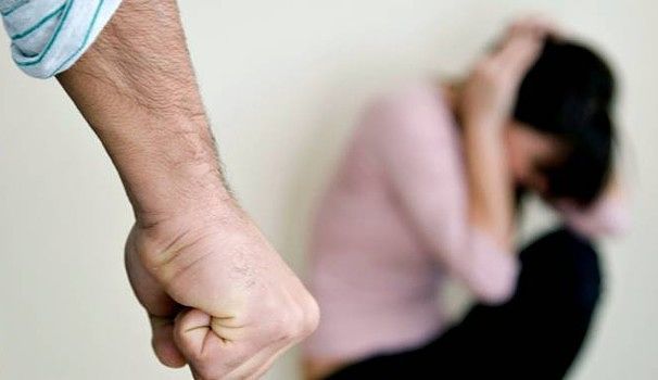 Torna in casa dopo il carcere per molestie e ammazza la moglie a botte