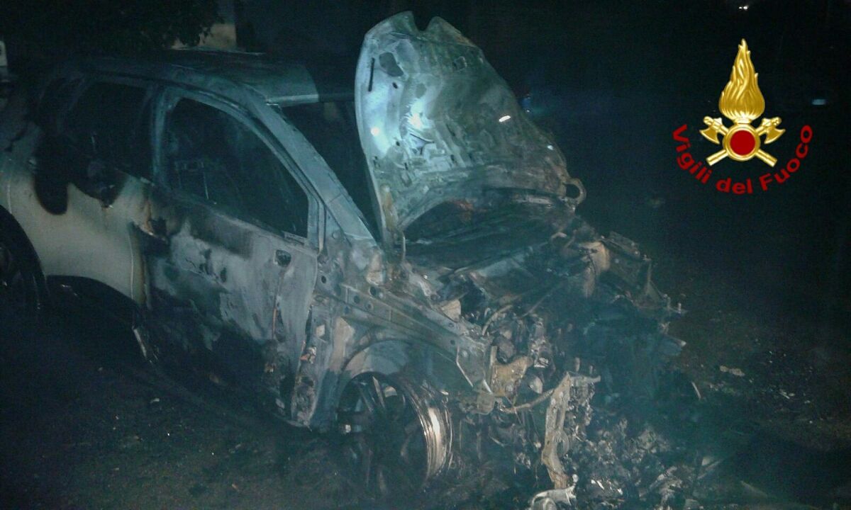 Sant’Elia, auto completamente distrutta dalle fiamme: si indaga sulle cause