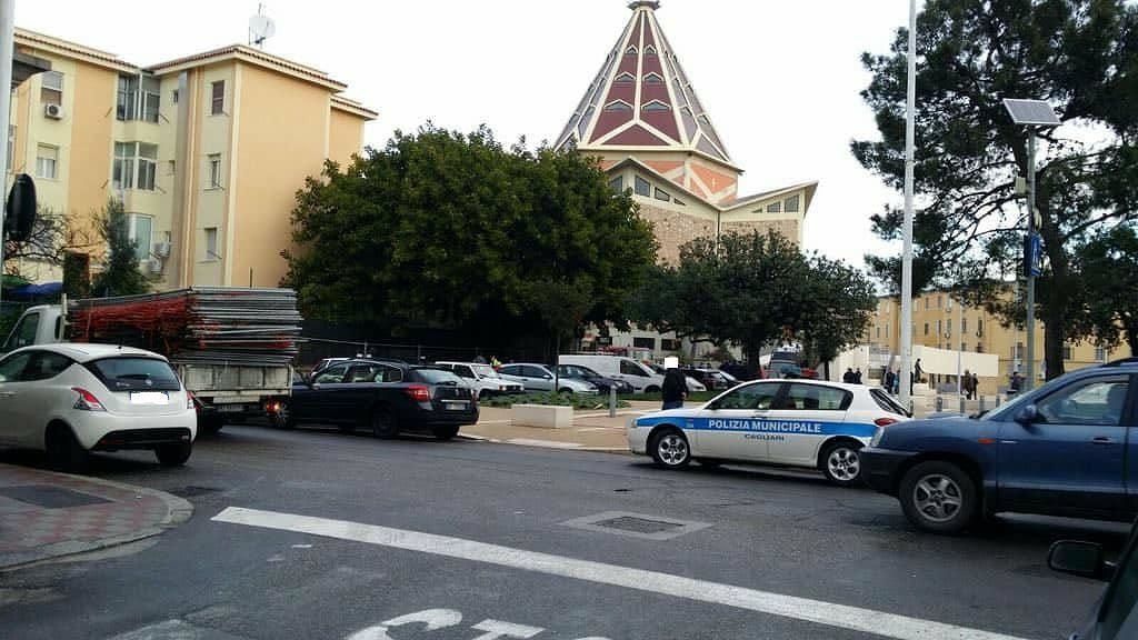 Cagliari, blitz della Municipale a S.Michele: giù le recinzioni abusive delle case popolari