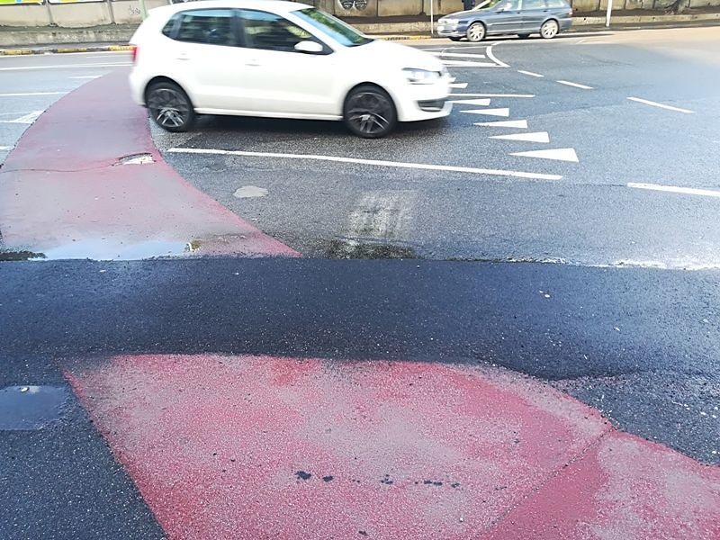 Cagliari, bitume sopra il rasocrete milionario: “Beffa dopo i lavori per la fibra ottica”