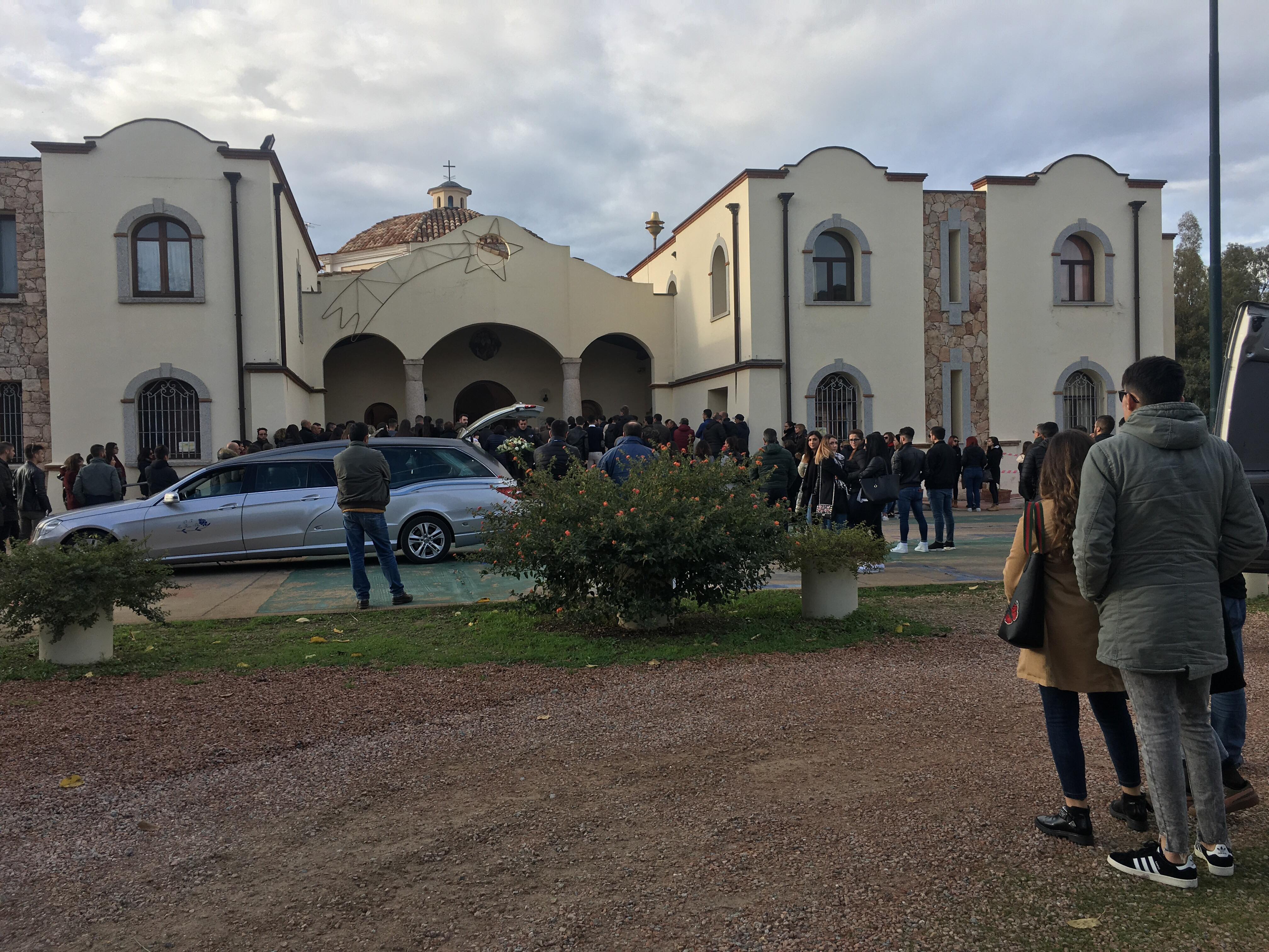 “Ciao Luca”, Tortolì dice addio al 19enne ucciso dalla meningite