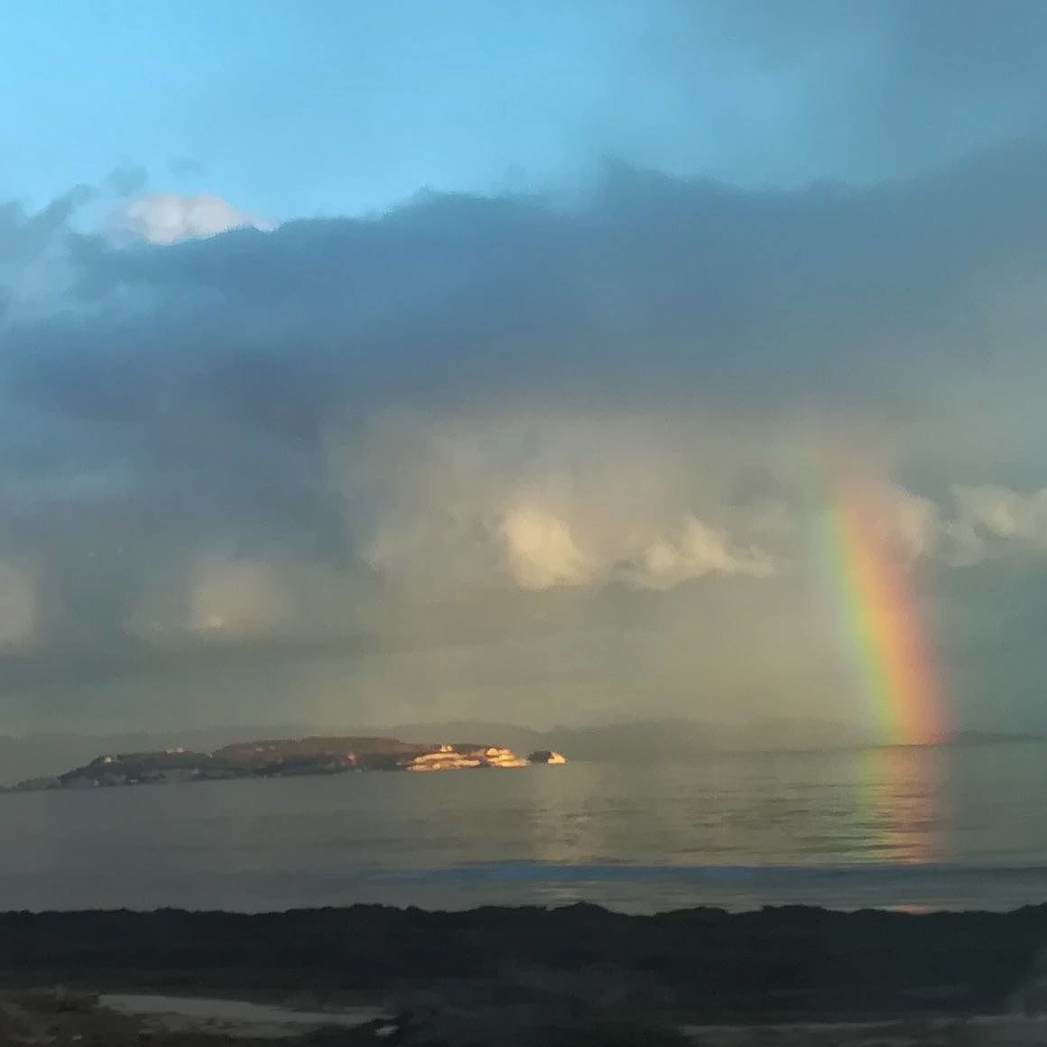 La magia di Cagliari: lo spettacolo dell’arcobaleno sul mare di Giorgino