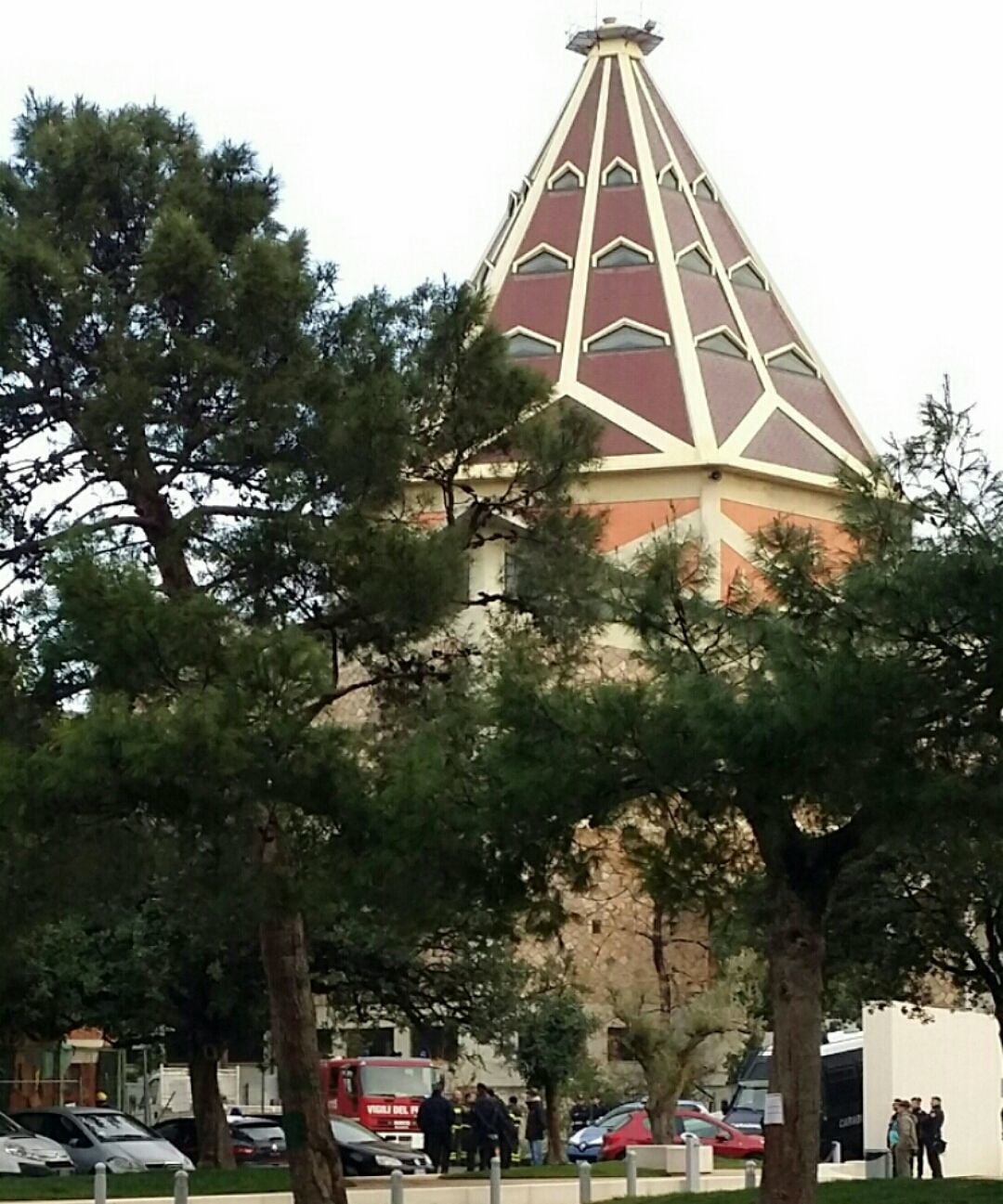 Cagliari, ancora giù le ringhiere nell’ex palazzo della droga