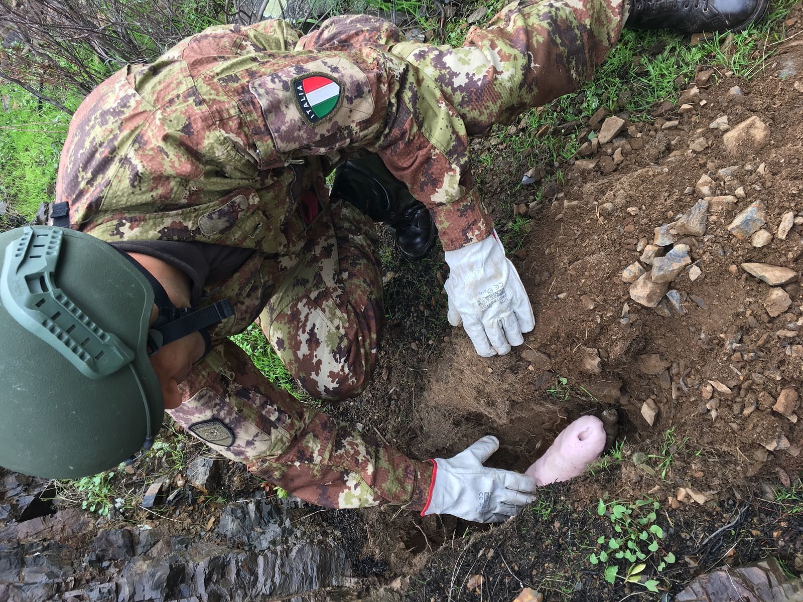 Sarroch, cercatore di funghi trova ordigno bellico: la “Brigata Sassari” in azione