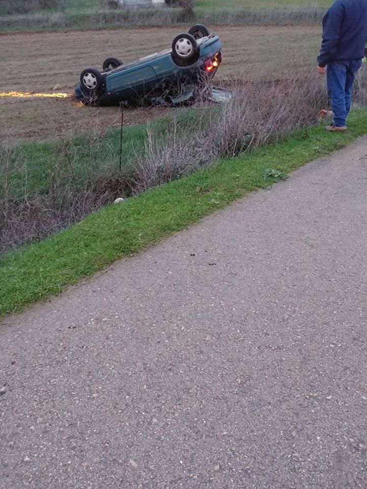 Samatzai, incidente choc: Opel Corsa si ribalta con una ragazza a bordo