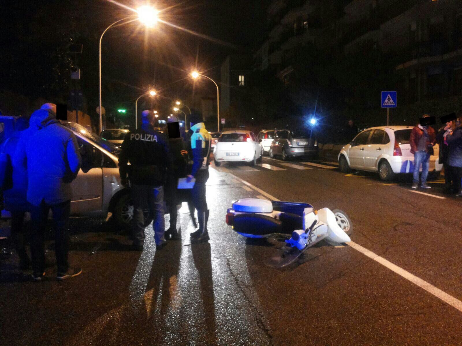 Cagliari, scooterista cade dalla Vespa e quasi si scontra con un’auto: ferita