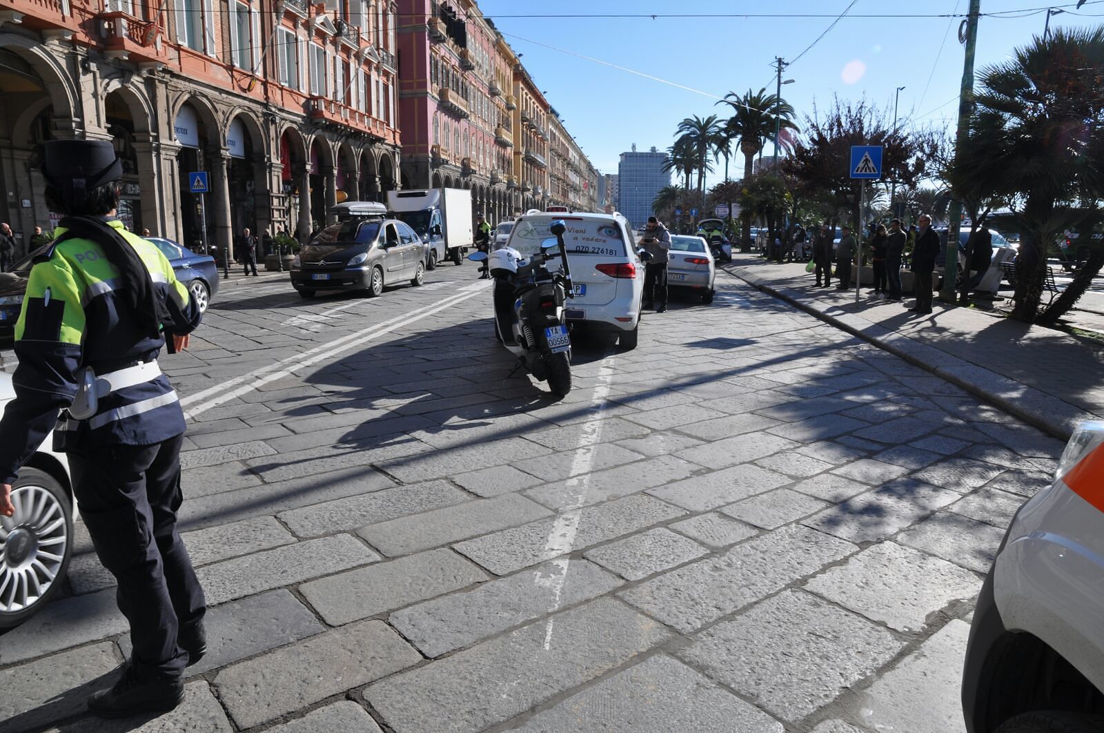 Cagliari, carambola in via Roma: taxi tampona un’Alfa, investiti due pedoni