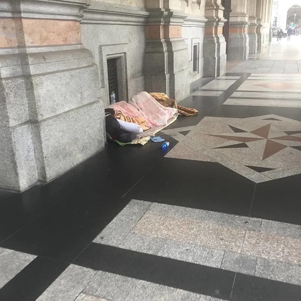 Cagliari, dorme al freddo sotto il Municipio di Zedda: “Questo è un Paese civile?”