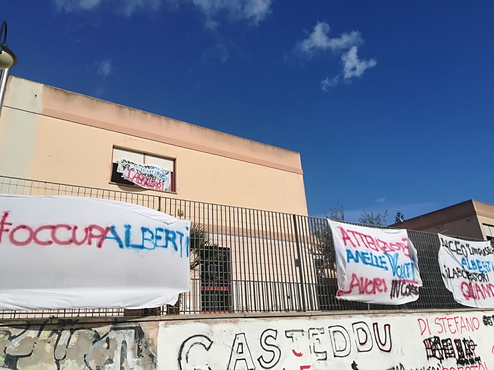 Cagliari, all’Alberti 300 studenti in trincea: “Pavimenti rotti e laboratori chiusi”