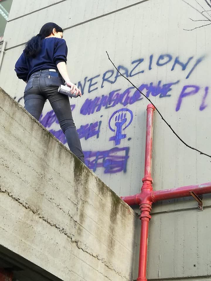 Cagliari, scritte sessiste e offensive al Magistero: le donne le cancellano