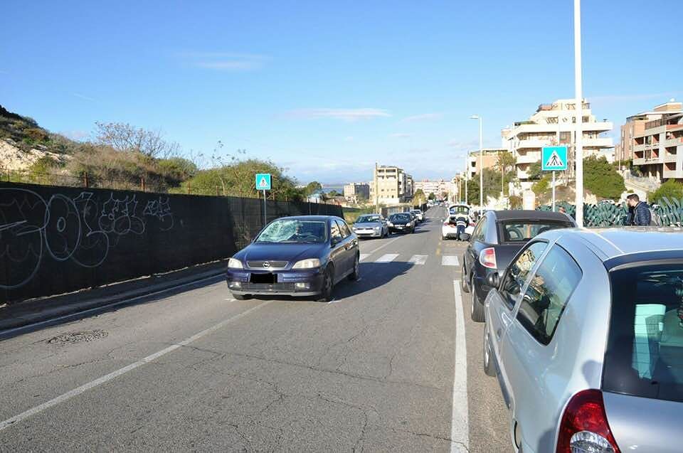 Cagliari, Opel investe un 32enne in via Is Maglias: al volante un giovane di Sestu